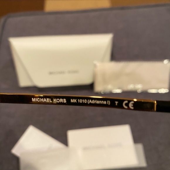 Unnecessary pair of women’s sunglasses - Picture 5 of 8